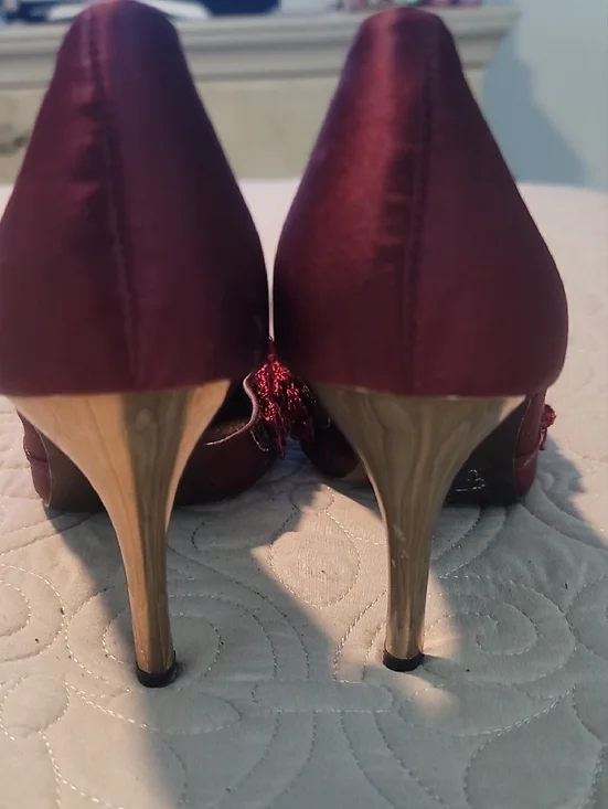 Size 11W J.Renee Burgundy Floral Appliqué Pointed-Toe Heels - Picture 6 of 10